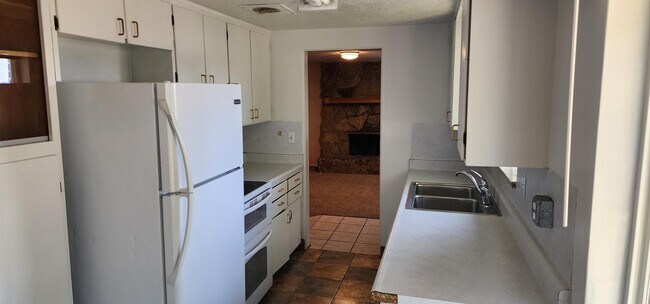 Building Photo - 858 E 1800 N