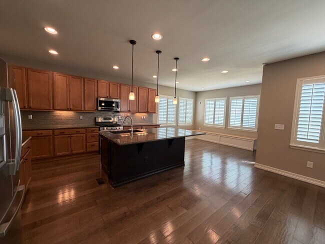 Foto del edificio - "Luxurious 5-Bedroom Haven in Broomfield with Stunning Granite Finishes & Cozy Fireplace!"