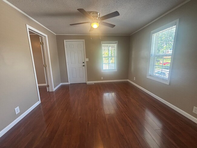 Building Photo - Charming 2 bedroom/1 Bath Home in Desirable Area $1350