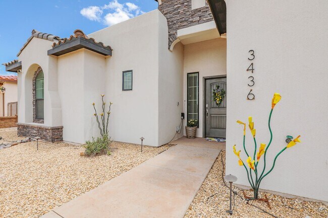 Foto del edificio - Beautiful 4 bedroom home with 3 Car Garage