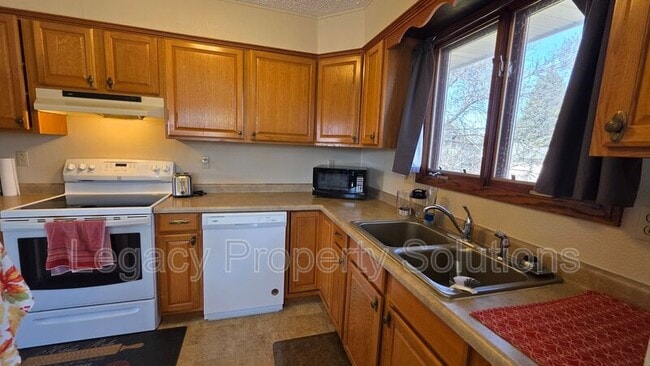 Building Photo - 1304 E Ingals Ave