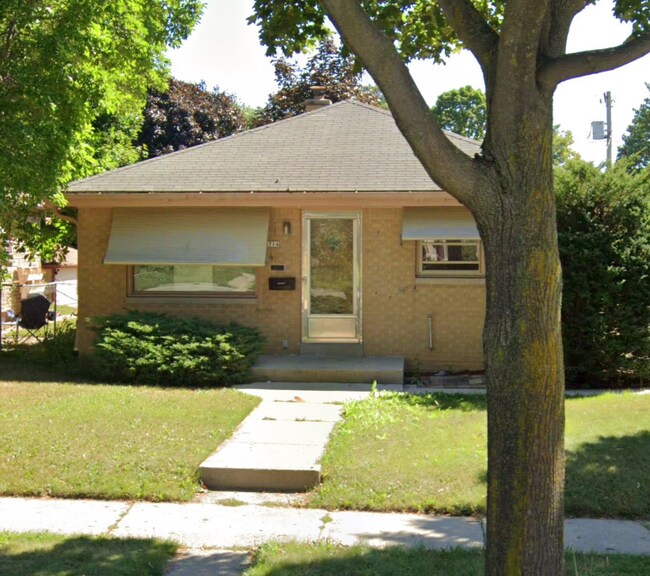 All Brick Ranch close to Kops Park - 3714 N 84th St