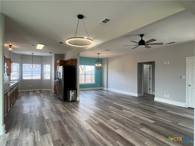 Foto del edificio - 5899 Denmans Loop