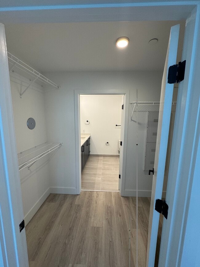 VESTIDOR COMPLETO - 60 NW 31st St