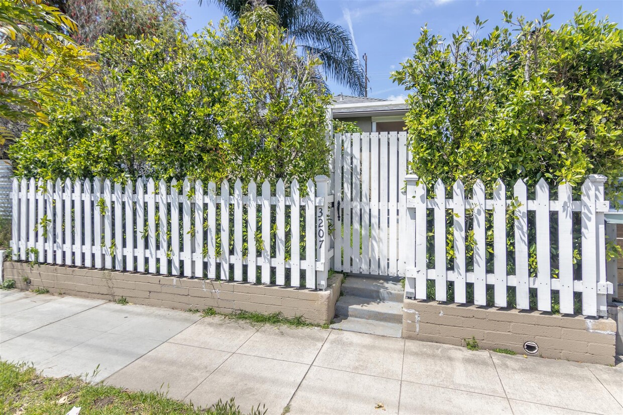 Primary Photo - 3207 W Alameda Ave
