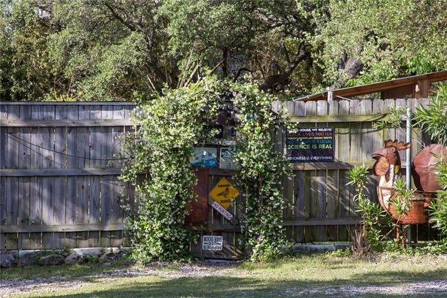 Foto del edificio - 305 E Live Oak St