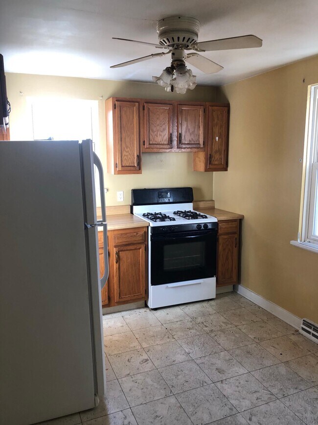 Kitchen - 405 W 8th Ave