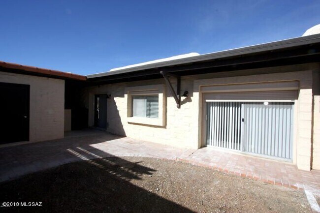 Foto del edificio - 3039 S Carmona Dr