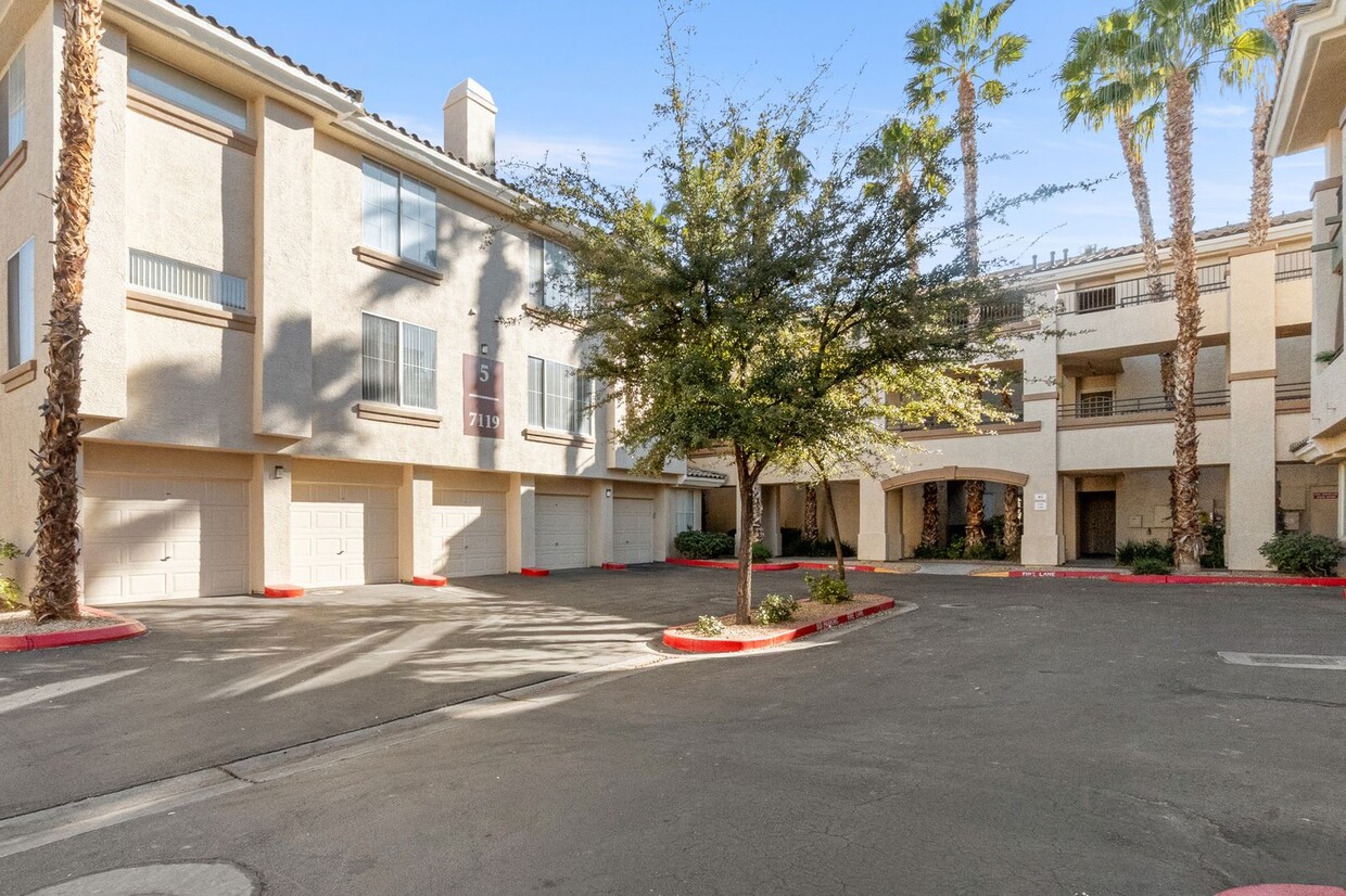 Primary Photo - Stunning 2 Bedroom Condo with Community Sa...