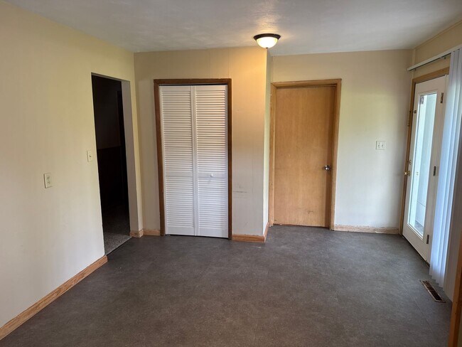Building Photo - 3 Bedroom home in Southeast Springfield fo...