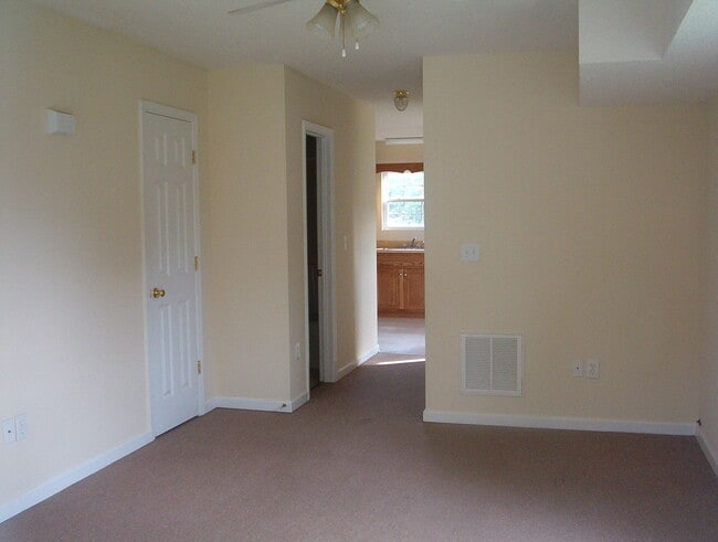 Building Photo - Cute home located in City Limits
