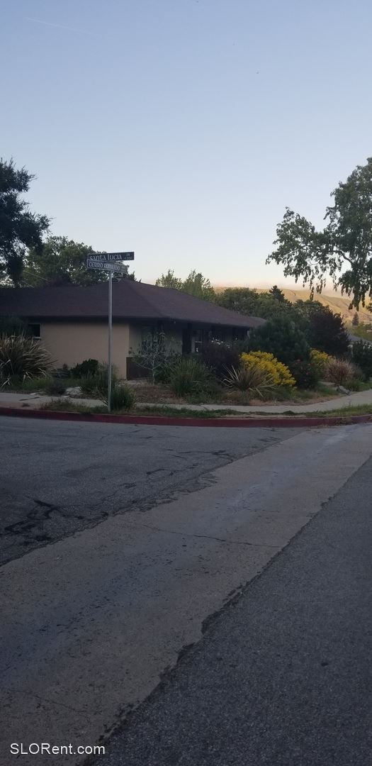 Foto del edificio - 5 br, 2.5 bath House - 310 Cerro Romauldo***