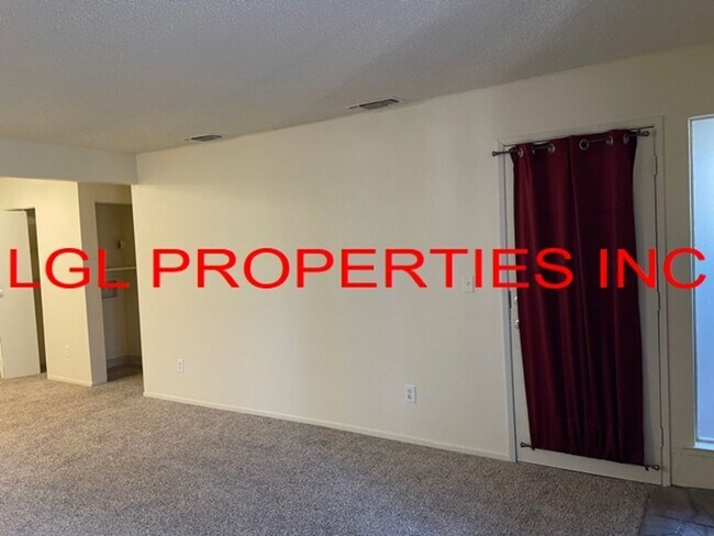 Foto del edificio - 7283 FLORIN MALL DRIVE # 3 95823   1 BEDRO...