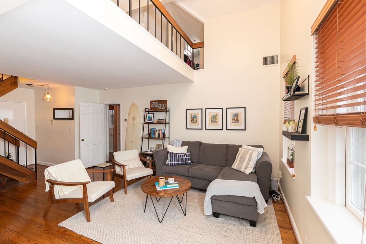 Foto principal - Beautiful Lofted Two Bed, One bath Condo |...