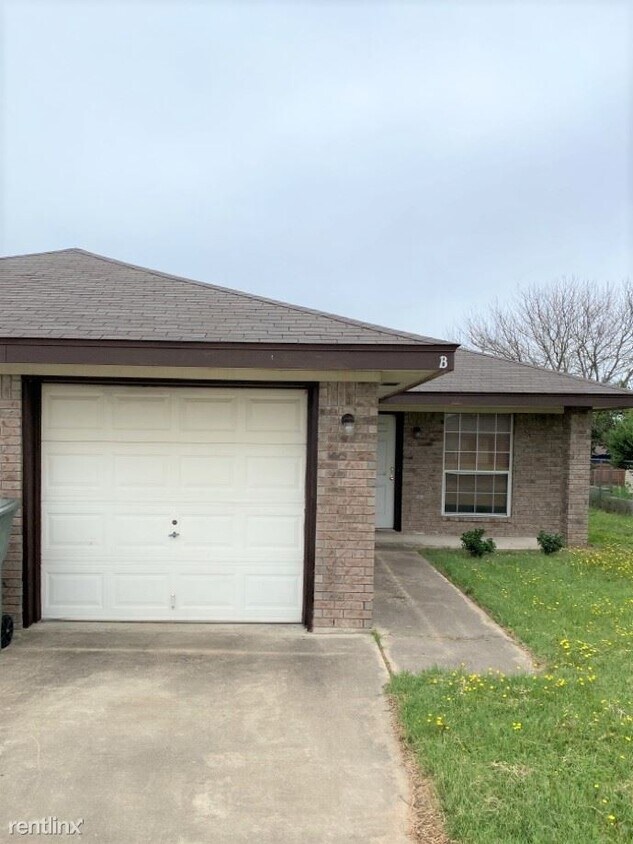 Primary Photo - 3 br, 2 bath Duplex - 4605 Wade Dr B