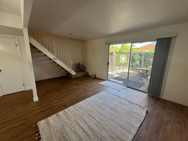 Foto del edificio - Charming 2-Story Condo on Greenbelt-$500 O...