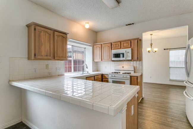 Foto del edificio - Bright & Spacious Home with Flex Room Near...