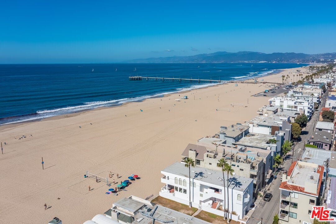 Building Photo - 2707 Ocean Front Walk