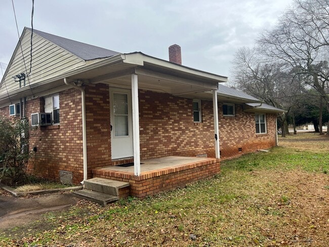 Building Photo - MOVE-IN READY!
