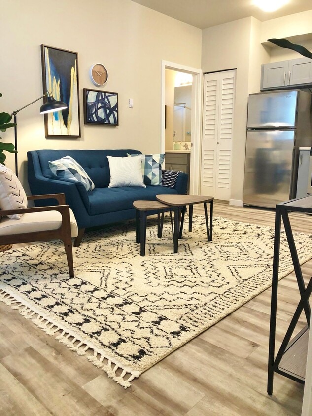 Primary Photo - WAIVED ADMIN FEE - 3RD FLR w/ VIEWS! Live ...