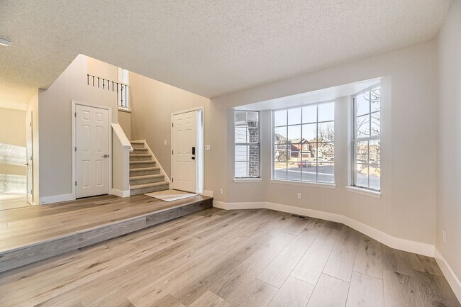 Foto del edificio - 4 bedroom, 2 1/2 bath home with attached 2...