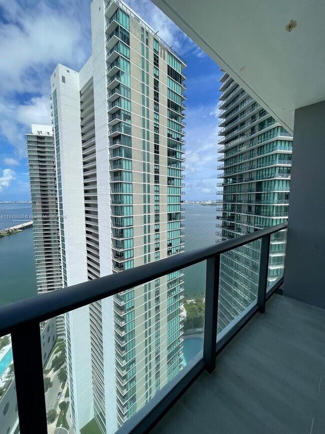 Foto del edificio - 501 NE 31st St