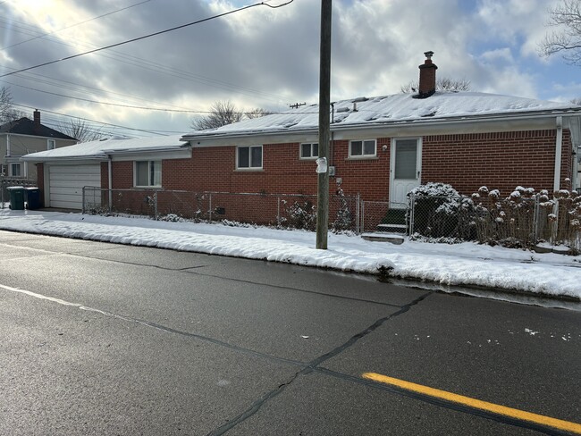 Building Photo - 1353 Stewart Ave