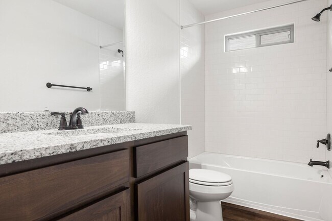 Foto del edificio - Like New, open floor plan, duplex located ...