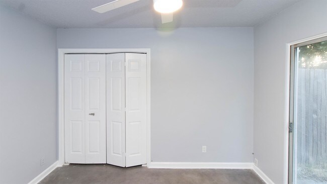 Building Photo - 3025 E 5th St