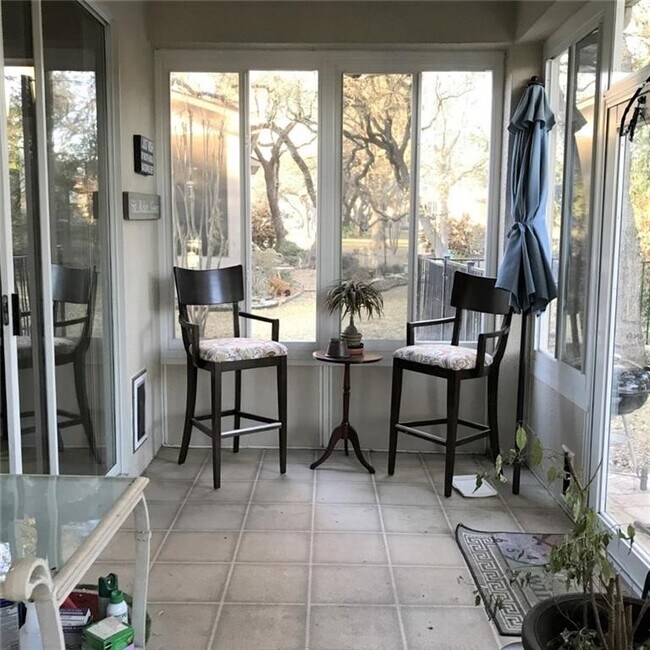 Building Photo - 108-106 6 Flags Dr