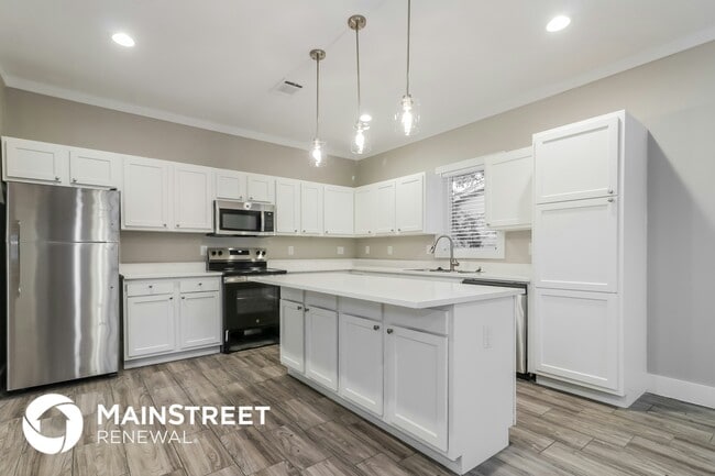 Building Photo - 8219 Crestview Dr