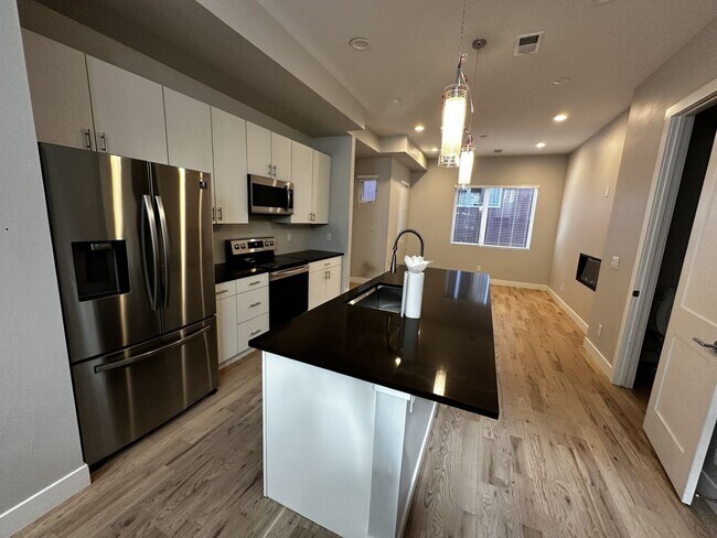 Building Photo - Available Early March!!  Bright and light with fantastic Views!!