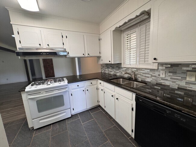 Foto del edificio - REMODELED SPACIOUS SOUTH BOSSIER HOME.