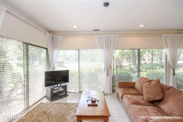 Primary Photo - 2 Woodbine Pl