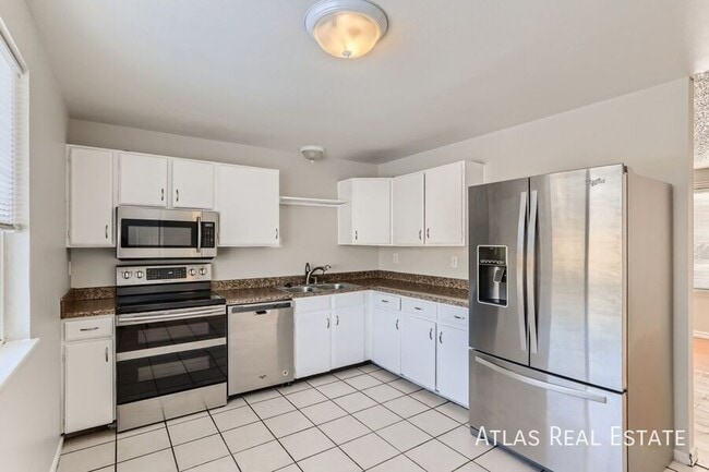 Building Photo - 14935 E Columbia Dr