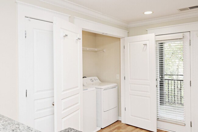 Foto del edificio - Woodlands of Charlottesville Condo With Community Amenities