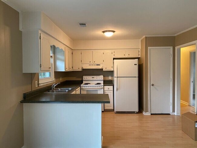 Foto del edificio - COMING SOON! 4Br, 2.5 baths, large kitchen, large bedrooms, fence, storage and more! N. College R...