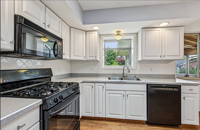 Building Photo - 902 Brentford Dr