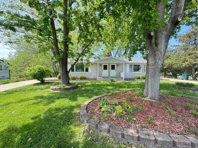 Building Photo - Two Bedroom Duplex with Heat Included! Nea...
