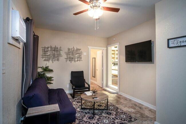 Foto del edificio - 816 Dakota Street, Unit #B