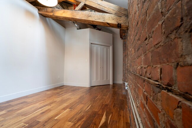 Building Photo - 85 King St E