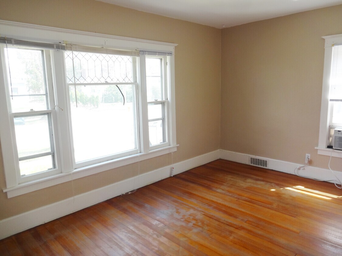Bedroom - 27 6th Ave SE