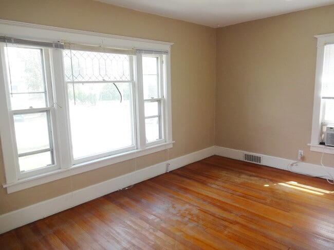 Bedroom - 27 6th Ave SE