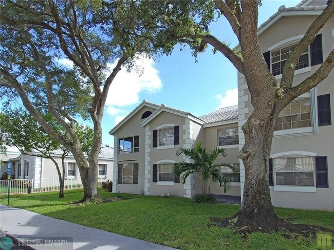 Building Photo - 2811 N Oakland Forest Dr