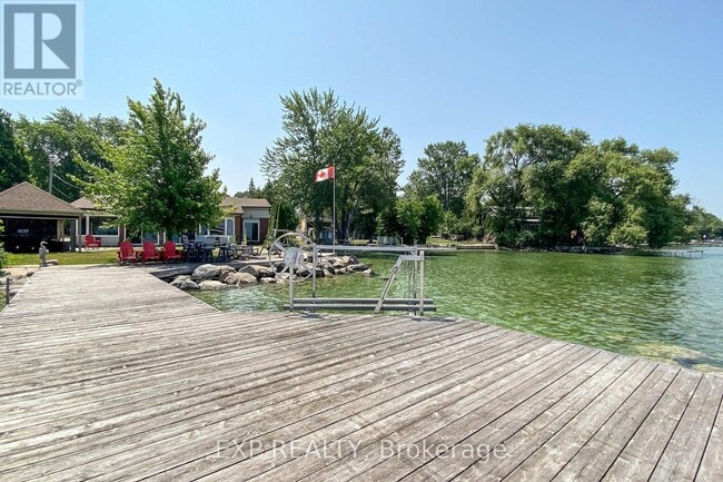 Photo du bâtiment - 230 Lake Dr E