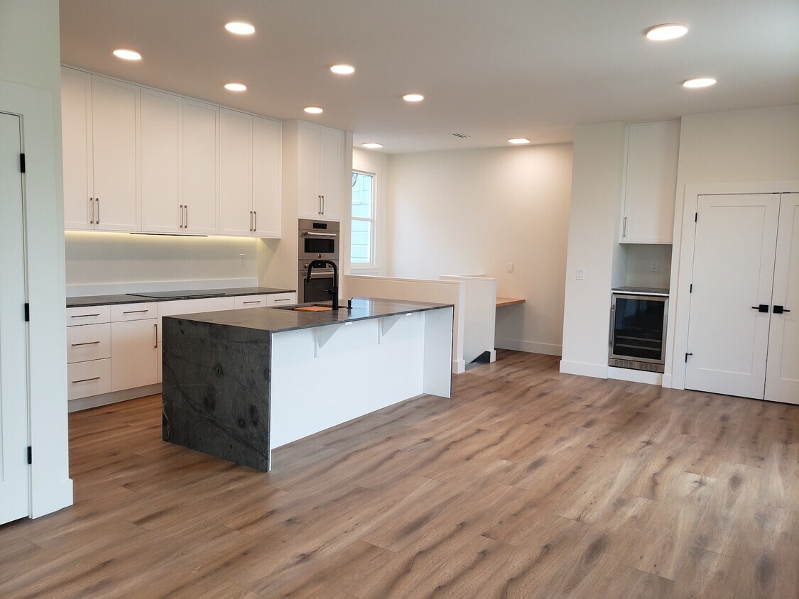 Primary Photo - 2030 Carl Street, Unit 2