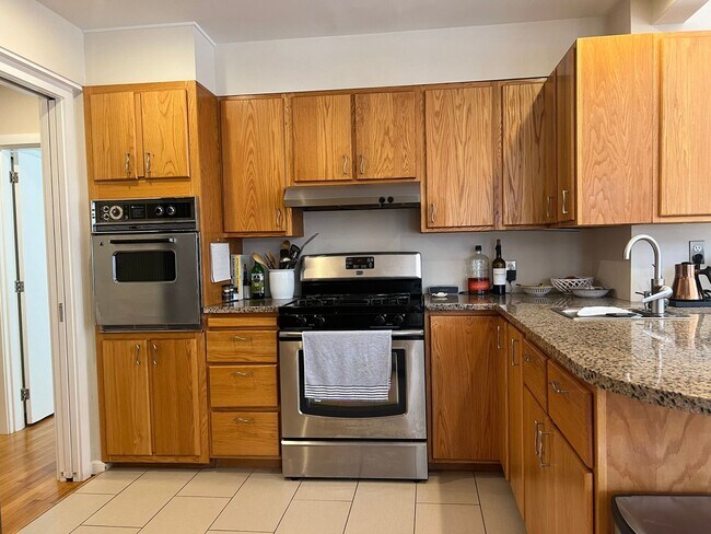 Building Photo - 3 bedroom, less than 1 mile to Dartmouth G...