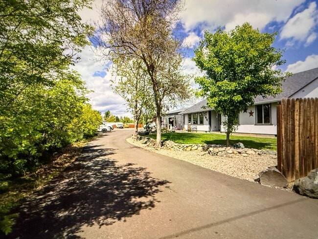 Building Photo - Wow !!! This 3 Bedroom 2 Bath Home with He...