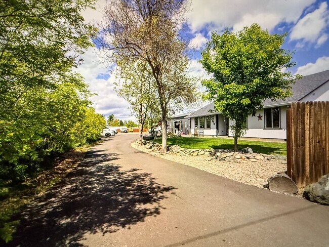 Foto del edificio - Wow !!! This 3 Bedroom 2 Bath Home with He...