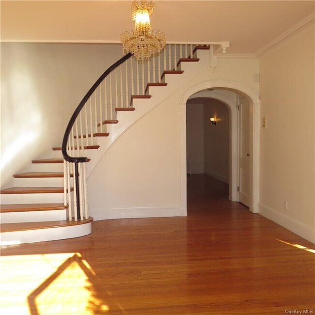 Building Photo - 351 W 245th St